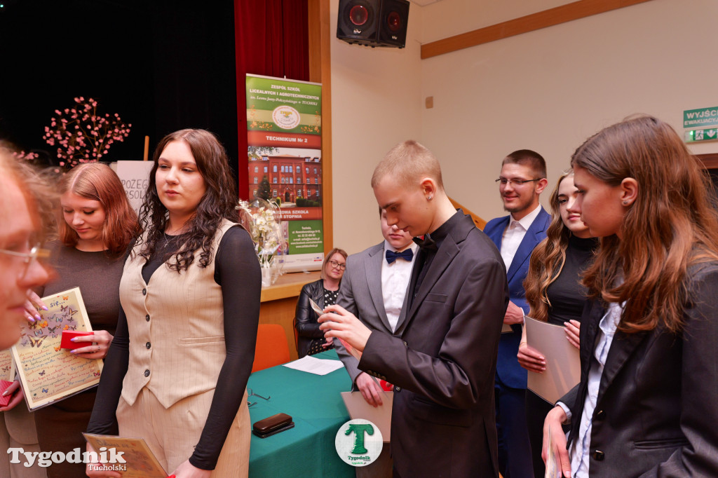 ZSLiA w Tucholi. Pożegnanie absolwentów, łzy wzruszenia