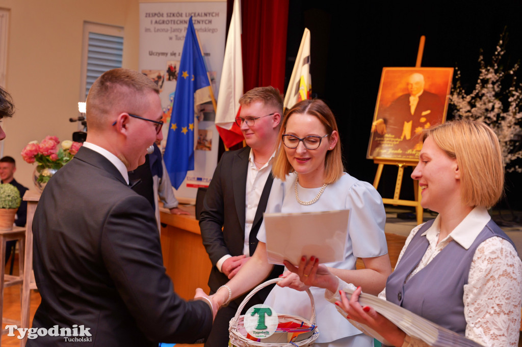 ZSLiA w Tucholi. Pożegnanie absolwentów, łzy wzruszenia