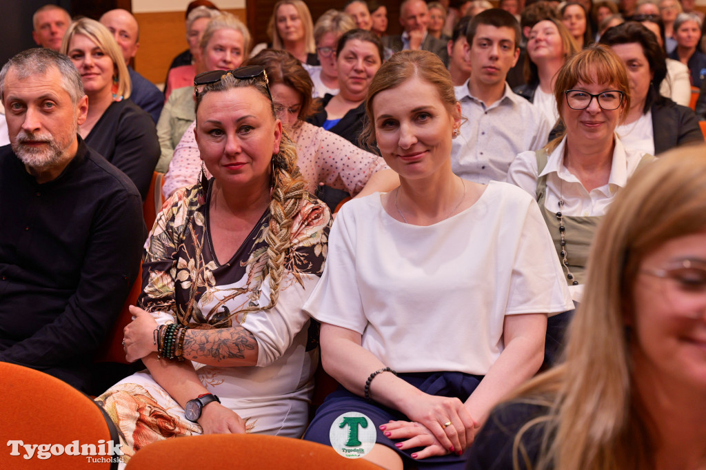 ZSLiA w Tucholi. Pożegnanie absolwentów, łzy wzruszenia