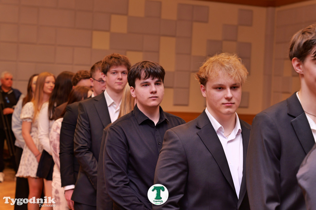 ZSLiA w Tucholi. Pożegnanie absolwentów, łzy wzruszenia