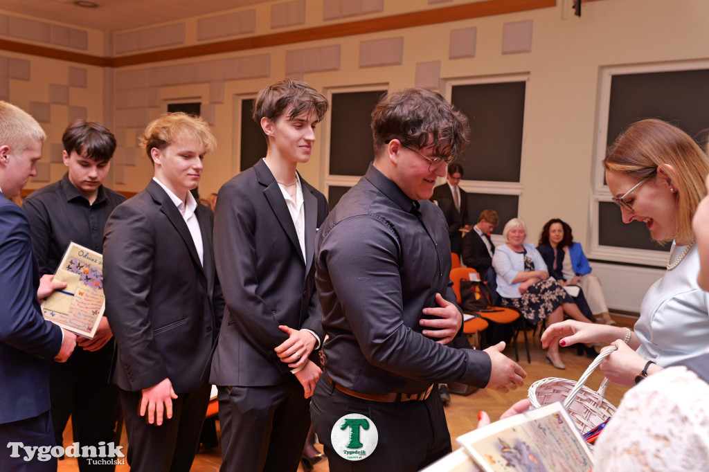 ZSLiA w Tucholi. Pożegnanie absolwentów, łzy wzruszenia