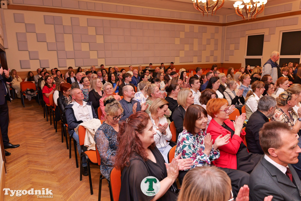 ZSLiA w Tucholi. Pożegnanie absolwentów, łzy wzruszenia