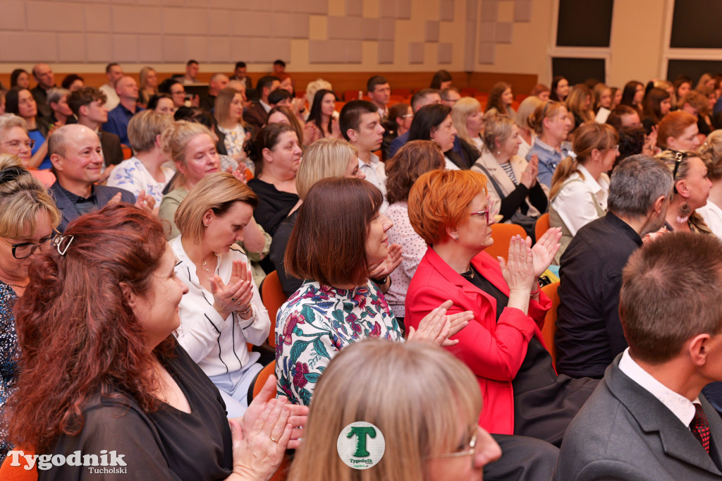 ZSLiA w Tucholi. Pożegnanie absolwentów, łzy wzruszenia