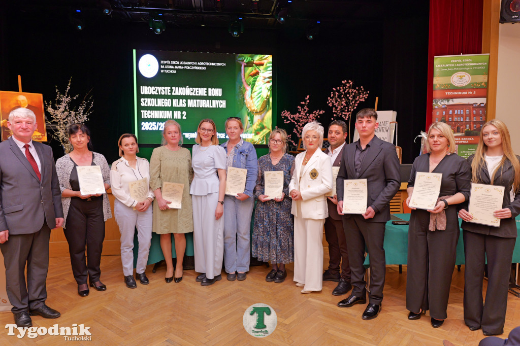 ZSLiA w Tucholi. Pożegnanie absolwentów, łzy wzruszenia