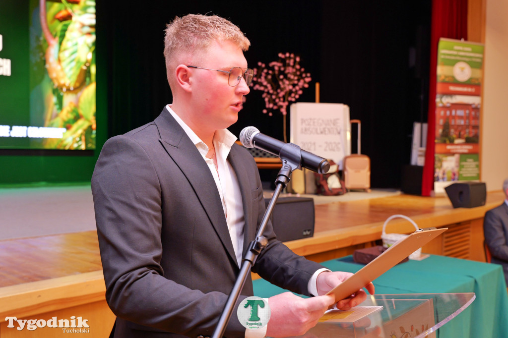 ZSLiA w Tucholi. Pożegnanie absolwentów, łzy wzruszenia