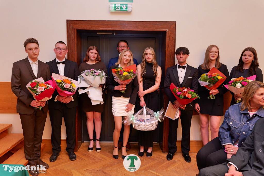 ZSLiA w Tucholi. Pożegnanie absolwentów, łzy wzruszenia