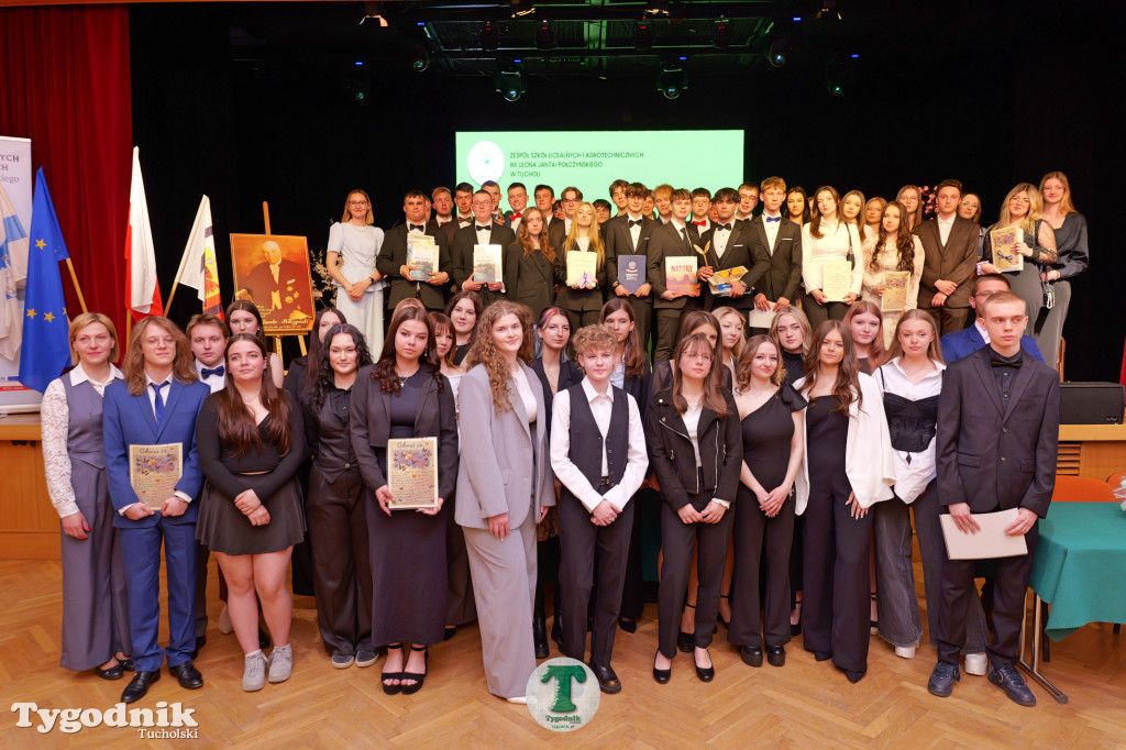 ZSLiA w Tucholi. Pożegnanie absolwentów, łzy wzruszenia