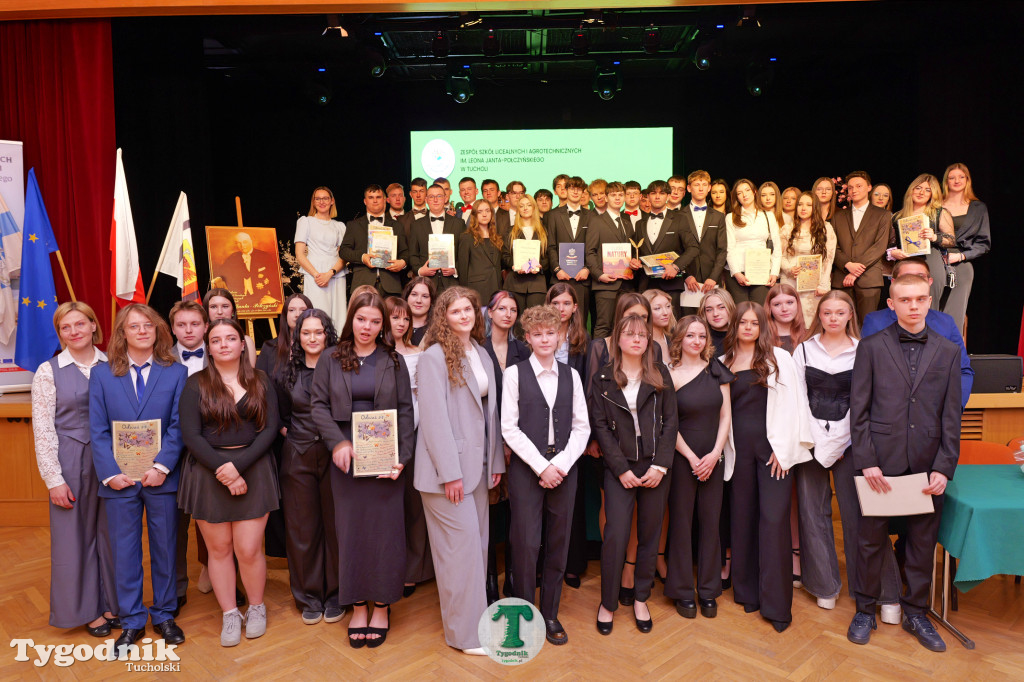 ZSLiA w Tucholi. Pożegnanie absolwentów, łzy wzruszenia