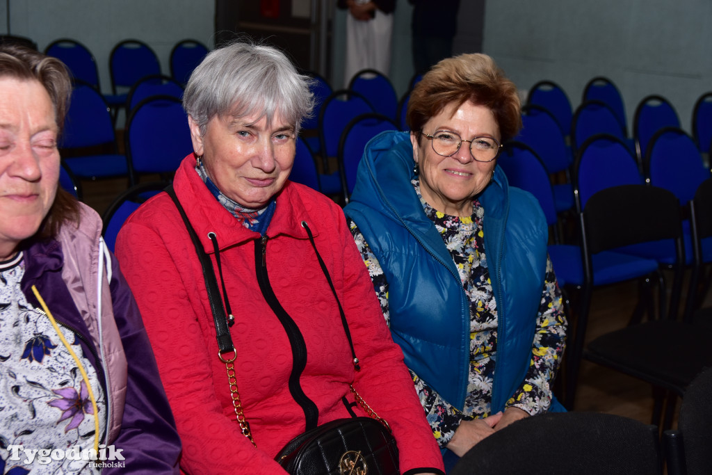 Emerycka Szajka narozrabiała na scenie cekcyńskiego GOK-u. Premiera spektaklu i 10-lecie grupy „Szpakowatych”