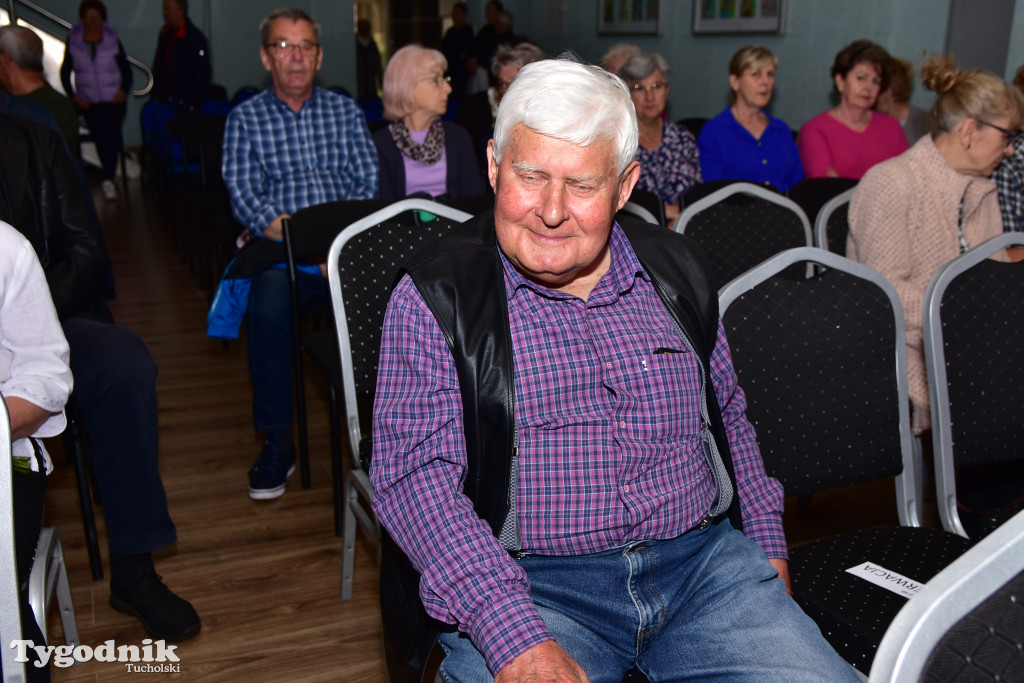 Emerycka Szajka narozrabiała na scenie cekcyńskiego GOK-u. Premiera spektaklu i 10-lecie grupy „Szpakowatych”