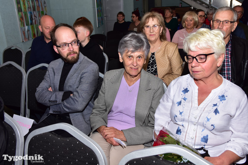 Emerycka Szajka narozrabiała na scenie cekcyńskiego GOK-u. Premiera spektaklu i 10-lecie grupy „Szpakowatych”