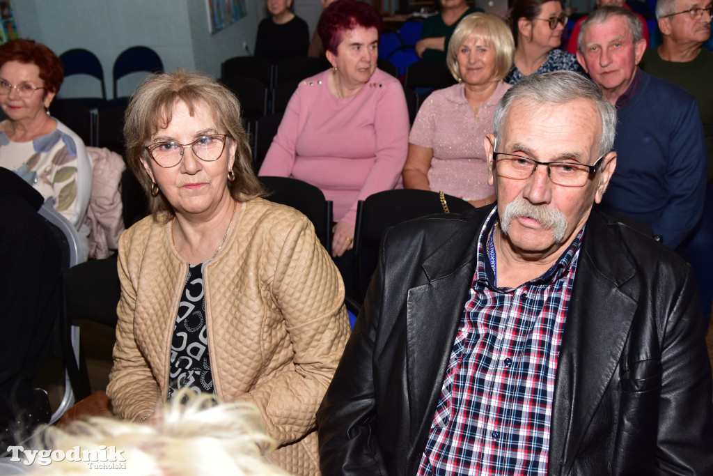 Emerycka Szajka narozrabiała na scenie cekcyńskiego GOK-u. Premiera spektaklu i 10-lecie grupy „Szpakowatych”