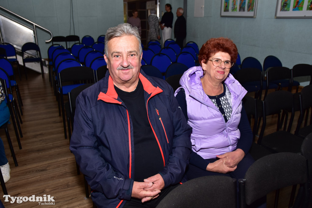 Emerycka Szajka narozrabiała na scenie cekcyńskiego GOK-u. Premiera spektaklu i 10-lecie grupy „Szpakowatych”