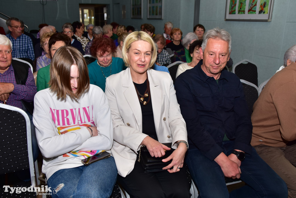 Emerycka Szajka narozrabiała na scenie cekcyńskiego GOK-u. Premiera spektaklu i 10-lecie grupy „Szpakowatych”