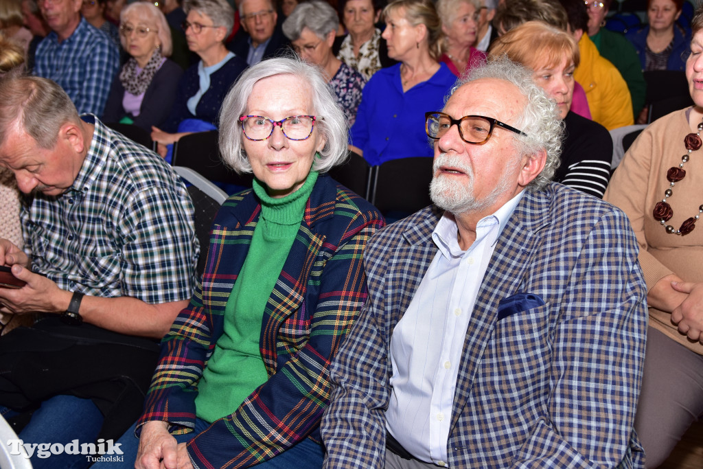 Emerycka Szajka narozrabiała na scenie cekcyńskiego GOK-u. Premiera spektaklu i 10-lecie grupy „Szpakowatych”