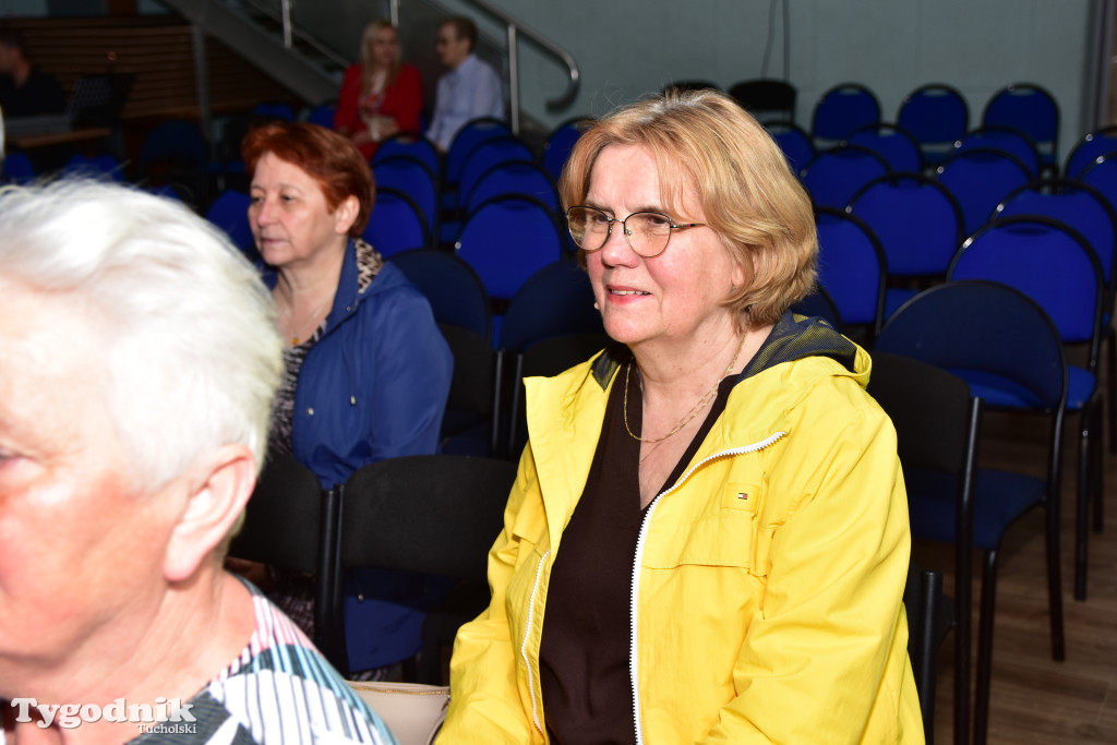 Emerycka Szajka narozrabiała na scenie cekcyńskiego GOK-u. Premiera spektaklu i 10-lecie grupy „Szpakowatych”