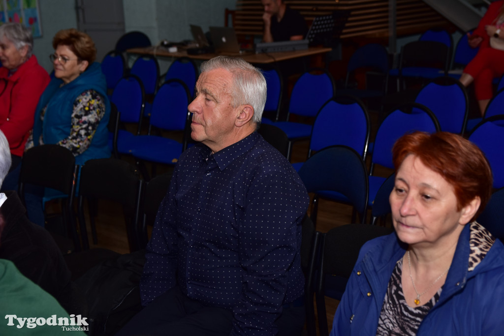 Emerycka Szajka narozrabiała na scenie cekcyńskiego GOK-u. Premiera spektaklu i 10-lecie grupy „Szpakowatych”
