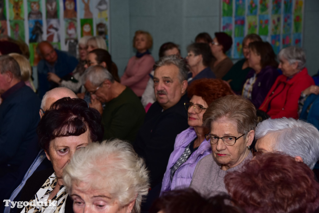Emerycka Szajka narozrabiała na scenie cekcyńskiego GOK-u. Premiera spektaklu i 10-lecie grupy „Szpakowatych”