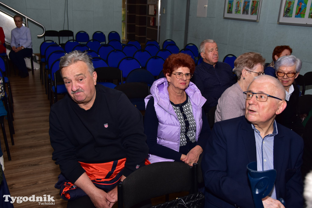 Emerycka Szajka narozrabiała na scenie cekcyńskiego GOK-u. Premiera spektaklu i 10-lecie grupy „Szpakowatych”