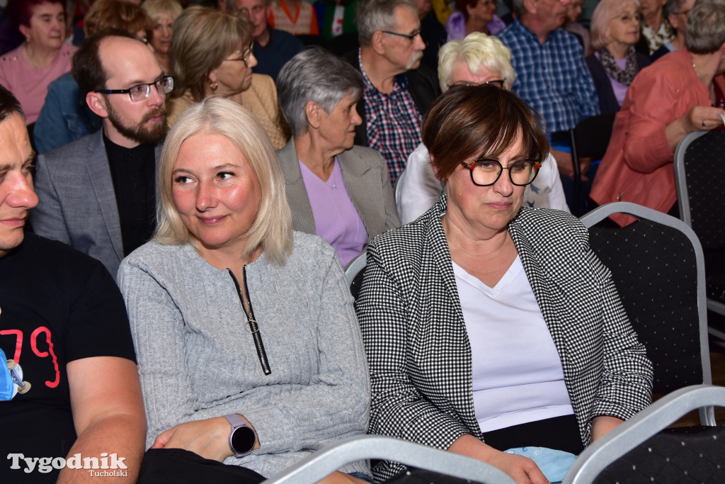 Emerycka Szajka narozrabiała na scenie cekcyńskiego GOK-u. Premiera spektaklu i 10-lecie grupy „Szpakowatych”