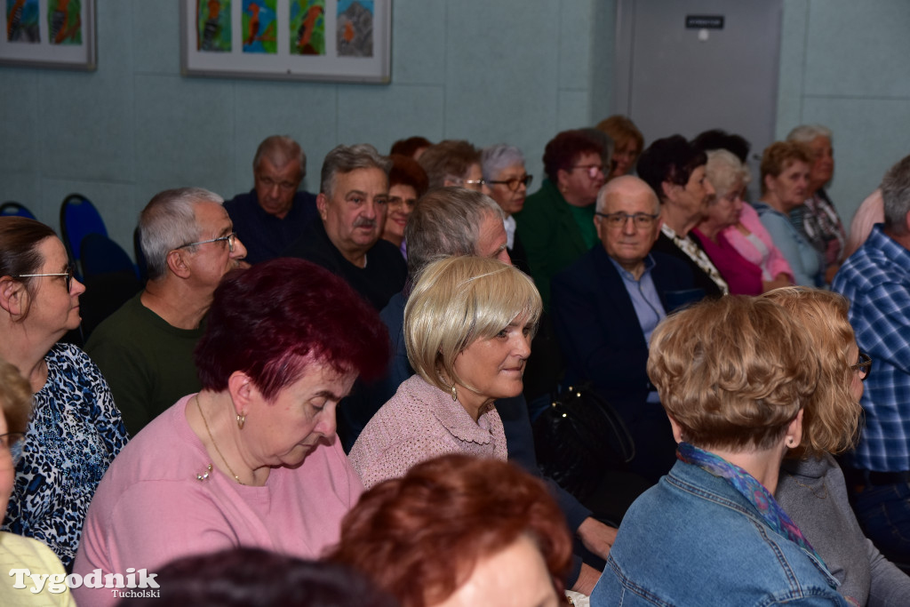 Emerycka Szajka narozrabiała na scenie cekcyńskiego GOK-u. Premiera spektaklu i 10-lecie grupy „Szpakowatych”
