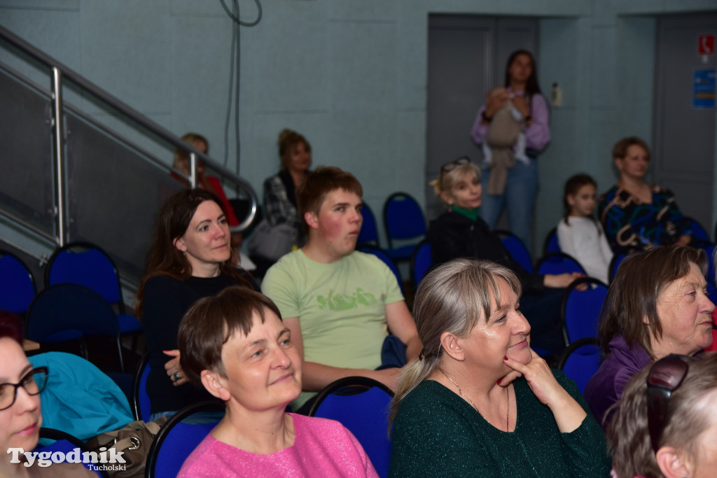Emerycka Szajka narozrabiała na scenie cekcyńskiego GOK-u. Premiera spektaklu i 10-lecie grupy „Szpakowatych”