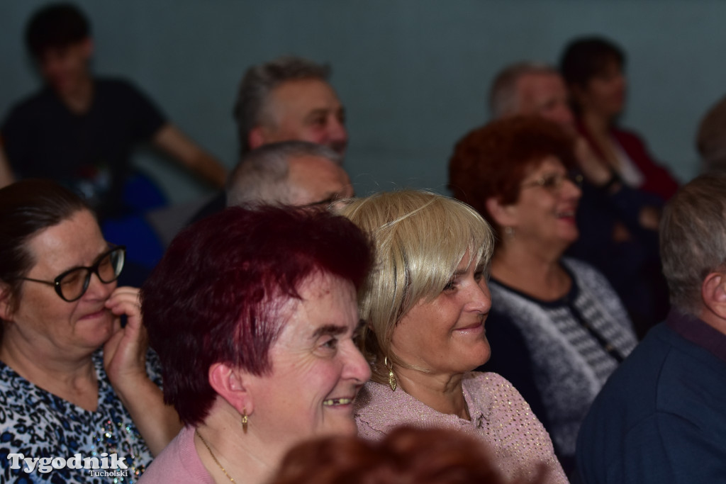 Emerycka Szajka narozrabiała na scenie cekcyńskiego GOK-u. Premiera spektaklu i 10-lecie grupy „Szpakowatych”