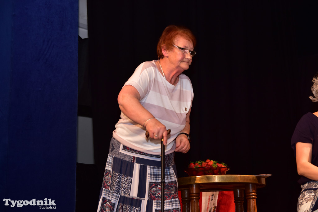 Emerycka Szajka narozrabiała na scenie cekcyńskiego GOK-u. Premiera spektaklu i 10-lecie grupy „Szpakowatych”