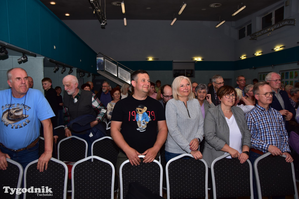Emerycka Szajka narozrabiała na scenie cekcyńskiego GOK-u. Premiera spektaklu i 10-lecie grupy „Szpakowatych”