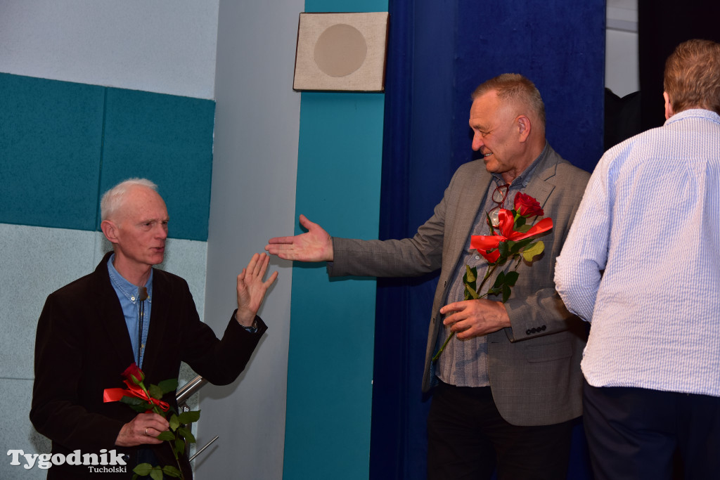 Emerycka Szajka narozrabiała na scenie cekcyńskiego GOK-u. Premiera spektaklu i 10-lecie grupy „Szpakowatych”