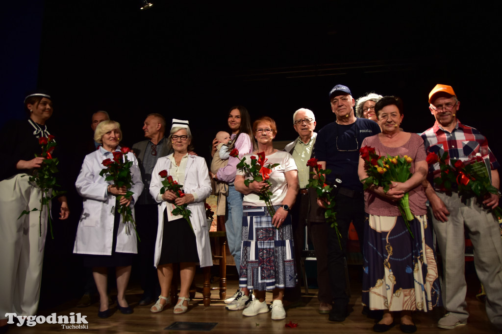 Emerycka Szajka narozrabiała na scenie cekcyńskiego GOK-u. Premiera spektaklu i 10-lecie grupy „Szpakowatych”
