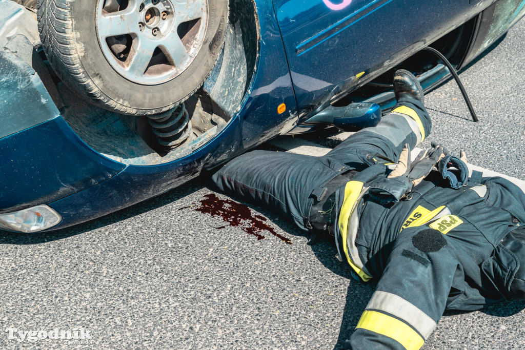 Gorąco na Cegielnianej w Tucholi. Wypadek masowy, dziesiątki strażaków
