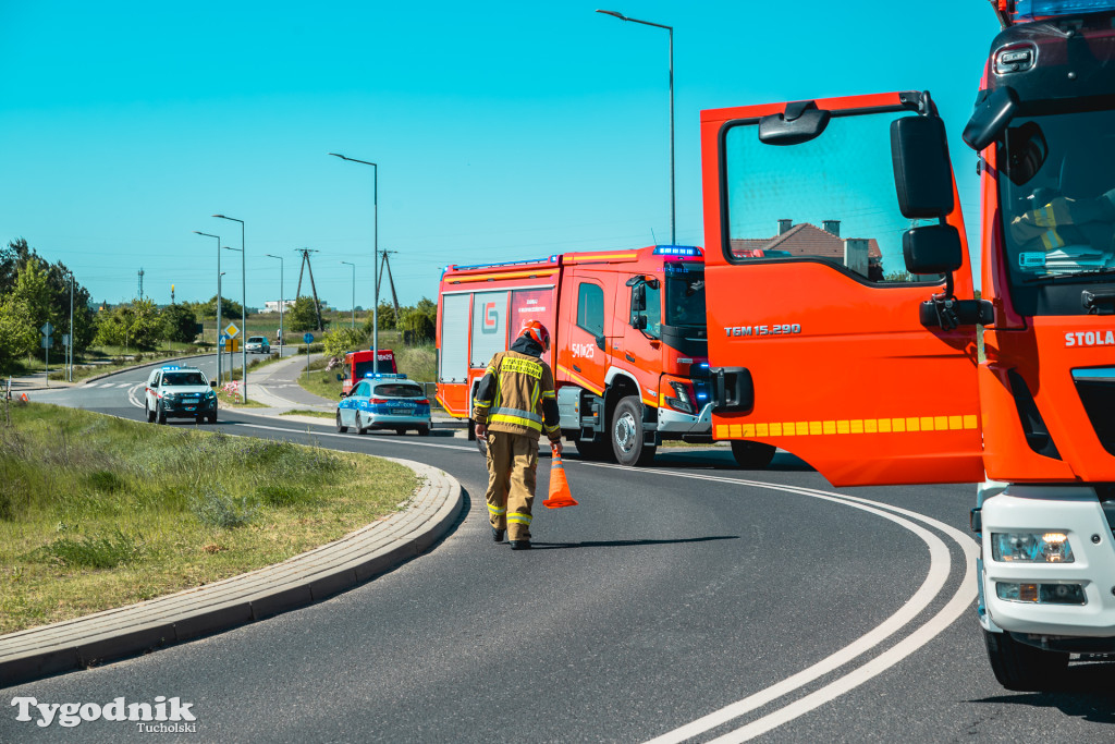 Gorąco na Cegielnianej w Tucholi. Wypadek masowy, dziesiątki strażaków