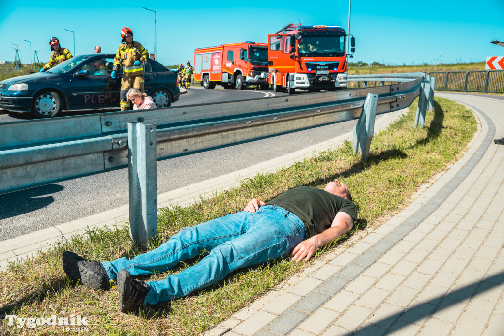 Gorąco na Cegielnianej w Tucholi. Wypadek masowy, dziesiątki strażaków
