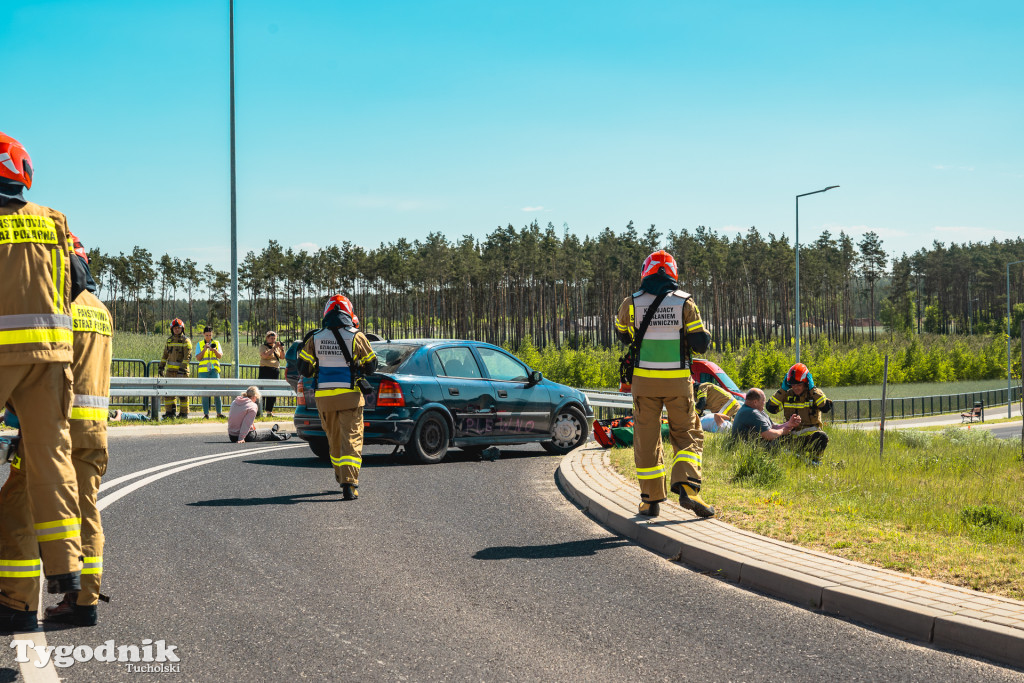 Gorąco na Cegielnianej w Tucholi. Wypadek masowy, dziesiątki strażaków