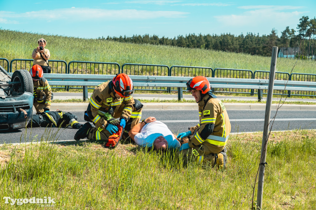 Gorąco na Cegielnianej w Tucholi. Wypadek masowy, dziesiątki strażaków