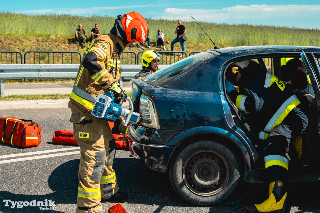 Gorąco na Cegielnianej w Tucholi. Wypadek masowy, dziesiątki strażaków