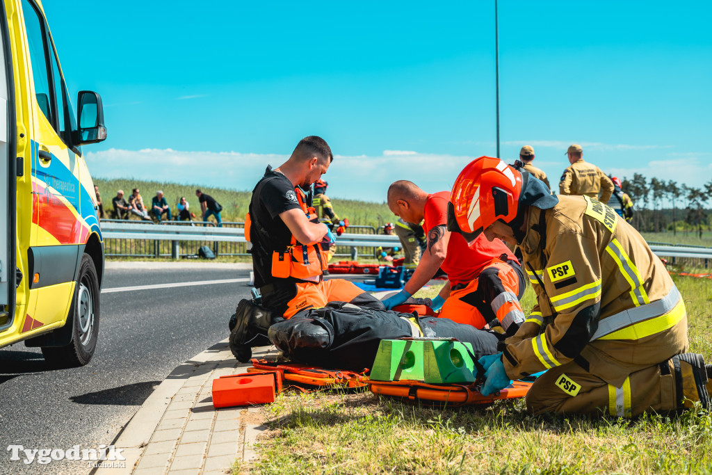 Gorąco na Cegielnianej w Tucholi. Wypadek masowy, dziesiątki strażaków