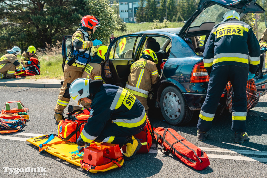 Gorąco na Cegielnianej w Tucholi. Wypadek masowy, dziesiątki strażaków