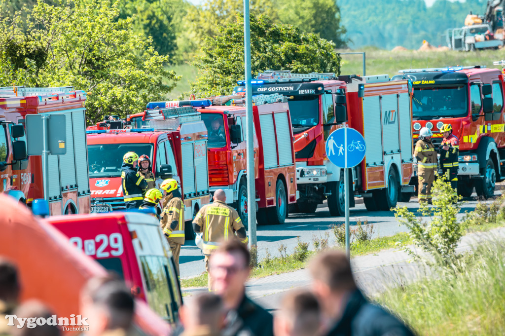 Gorąco na Cegielnianej w Tucholi. Wypadek masowy, dziesiątki strażaków
