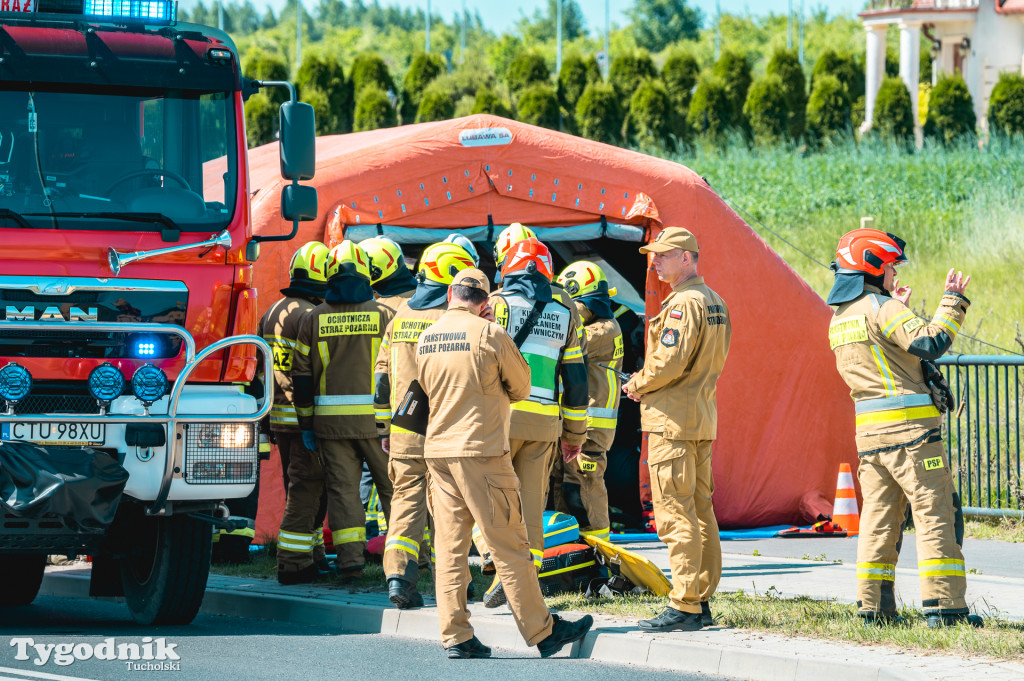 Gorąco na Cegielnianej w Tucholi. Wypadek masowy, dziesiątki strażaków
