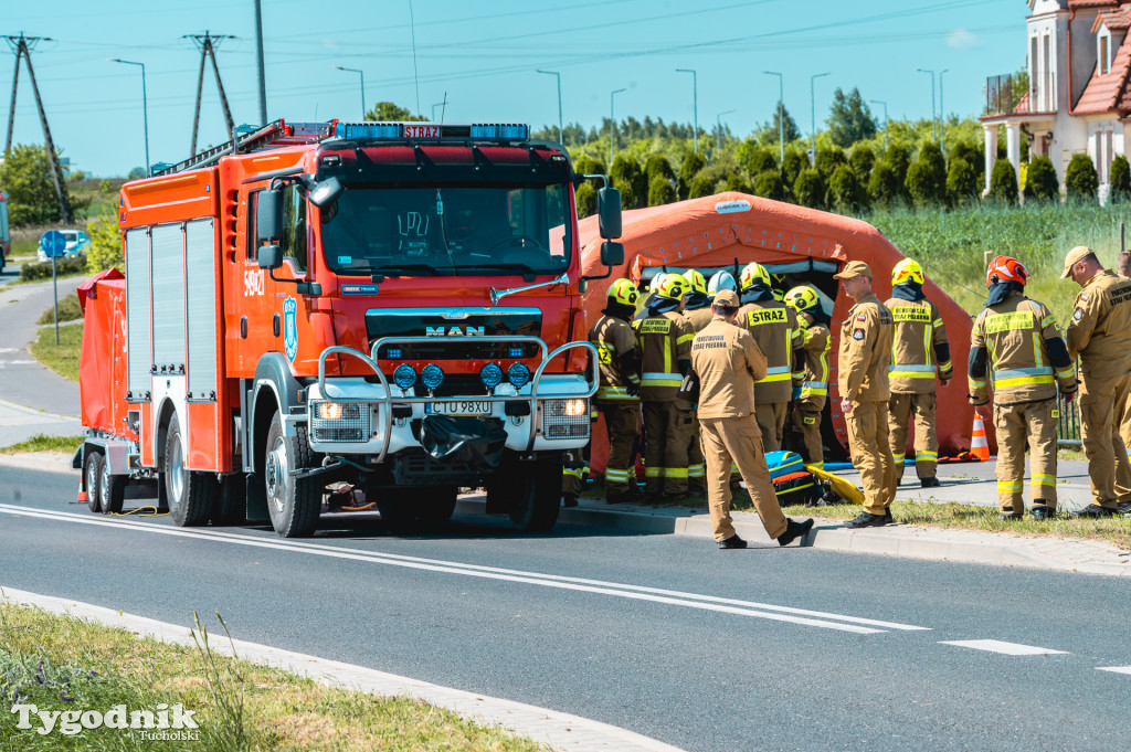 Gorąco na Cegielnianej w Tucholi. Wypadek masowy, dziesiątki strażaków