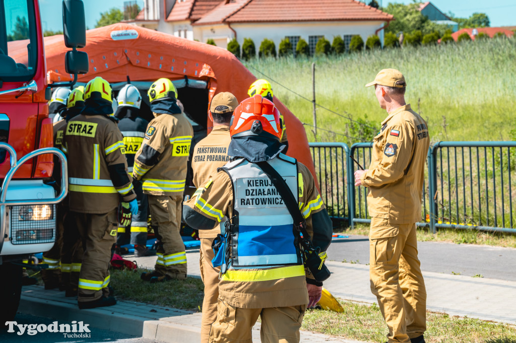 Gorąco na Cegielnianej w Tucholi. Wypadek masowy, dziesiątki strażaków