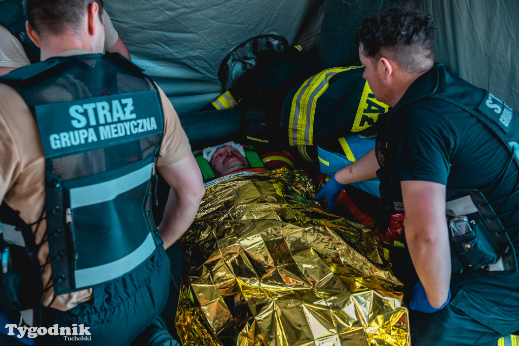 Gorąco na Cegielnianej w Tucholi. Wypadek masowy, dziesiątki strażaków
