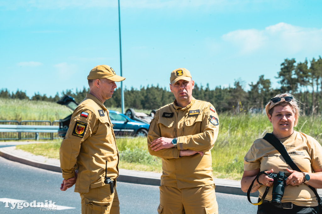 Gorąco na Cegielnianej w Tucholi. Wypadek masowy, dziesiątki strażaków