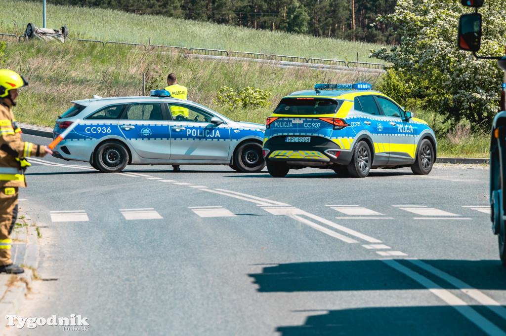 Gorąco na Cegielnianej w Tucholi. Wypadek masowy, dziesiątki strażaków
