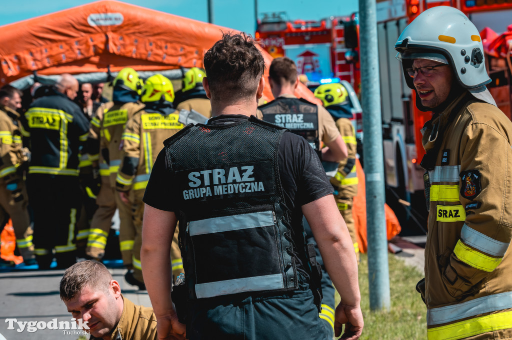 Gorąco na Cegielnianej w Tucholi. Wypadek masowy, dziesiątki strażaków
