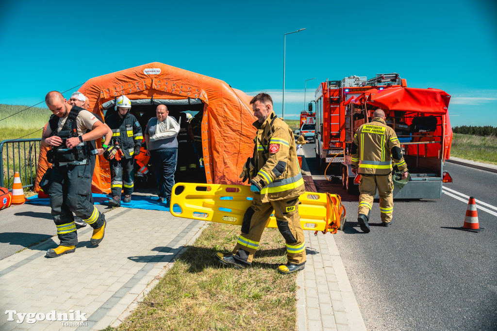 Gorąco na Cegielnianej w Tucholi. Wypadek masowy, dziesiątki strażaków