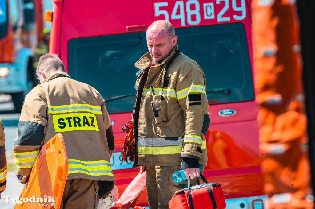 Gorąco na Cegielnianej w Tucholi. Wypadek masowy, dziesiątki strażaków