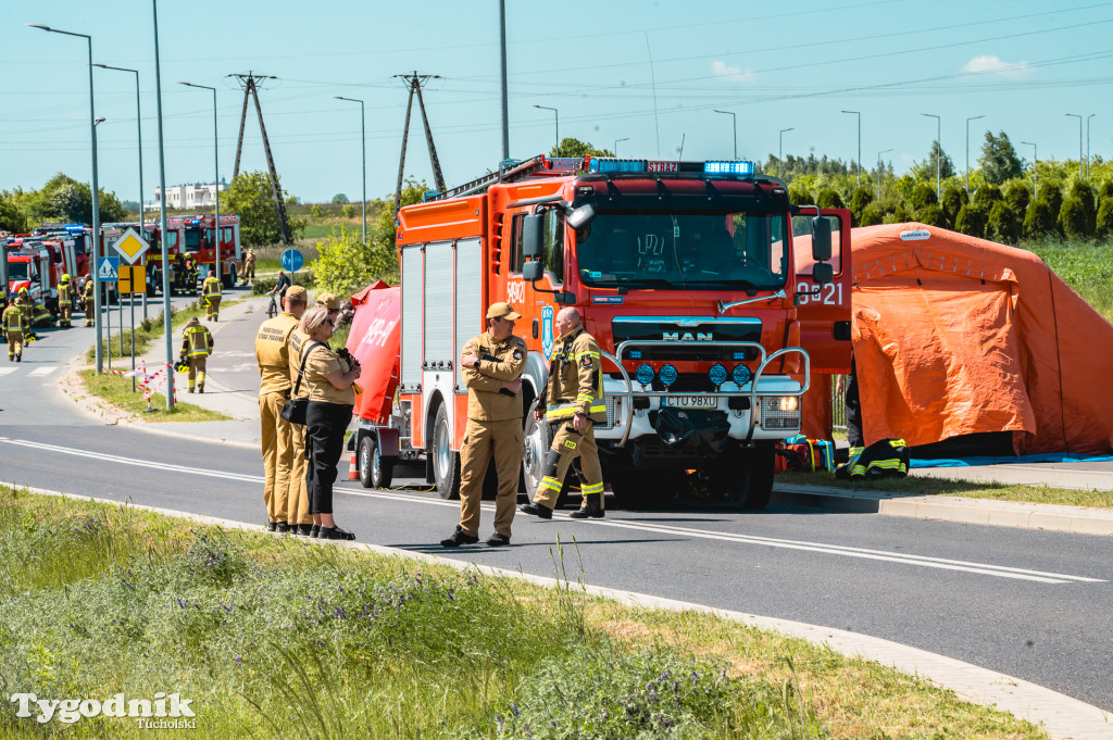 Gorąco na Cegielnianej w Tucholi. Wypadek masowy, dziesiątki strażaków